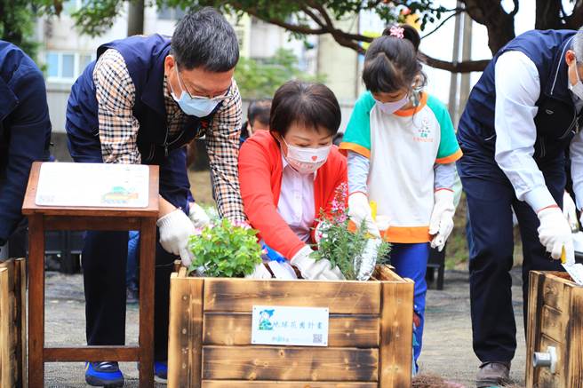 台中市长卢秀燕10日出席北屯区荔枝老树公园工程开工视察祈福典礼。（冯惠宜摄）