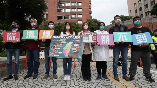 民間團體「反萊豬．大眾走」聯盟召集人陳思宇（左四）號召全台8個縣市的在地觀察員10日在農委會大門前舉行記者會，揭露「鬆散的標示辦法」、「民眾對稽查的不信任」、「疊床架屋的貼紙」等5大台灣豬標章的亂象，大家拿著標語，喊出「嚴（格）、清（楚）、標（示）」的訴求，希望政府負起把關豬肉及豬肉製品來源的責任，守護人民的食安及保護國產豬。（劉宗龍攝）