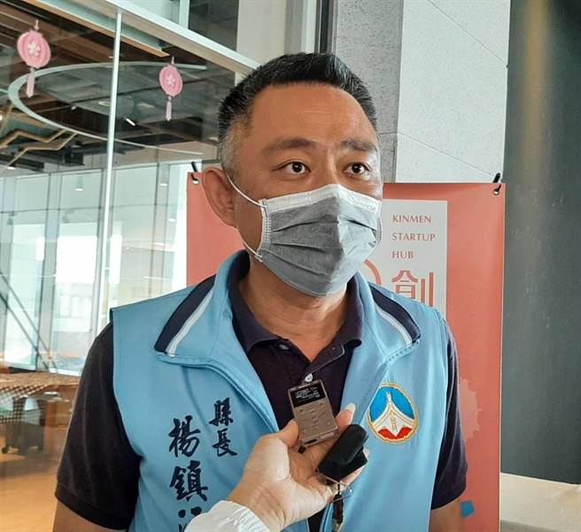 金門縣長楊鎮浯今天宣布，明年元旦起縣府及所屬機關學校的約聘僱人員、技工友（含駕駛、作業員）、約用人員、臨時人員及按日計酬人員，以及金酒公司員工均比照軍公教人員，同步調高薪資4％。（李金生攝）