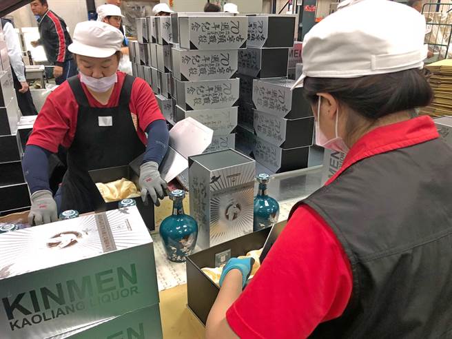 金酒公司全體員工在疫情嚴峻下，仍戮力達成年度預算目標，本年度預估可上繳盈餘35億元以上充裕縣庫。（李金生攝）