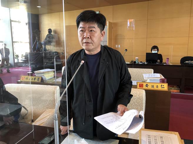 市議員陳政顯痛批說，民眾申請考古試掘搶救時審查程序時間長達4個月，讓他非常不能認同。（陳世宗攝）