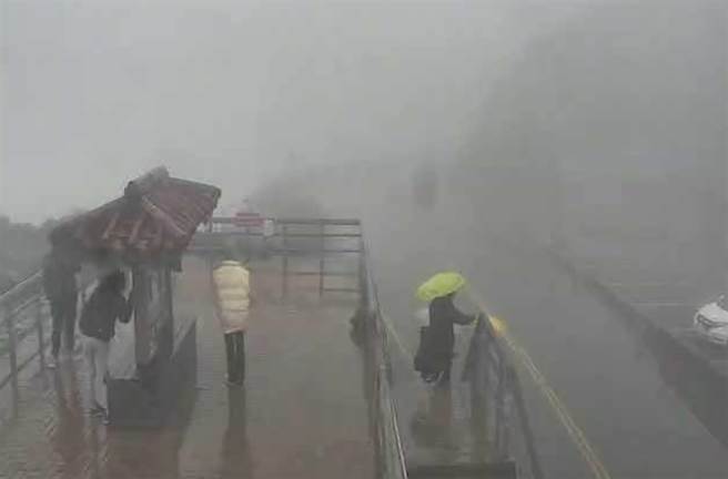 受东北季风湿冷天气影响下，合欢山10日上午7点多降下冰霰，武岭停车场显示，陆续有民眾上山。（翻摄自即时影像监视器／黄国峰南投传真）
