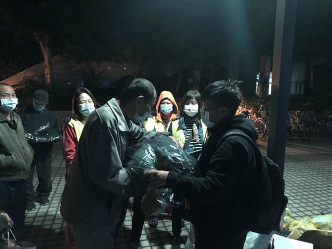 新北市街友外展服務中心在冷氣團來襲  到車站、公園發送睡袋、禦寒衣物和防疫包等。（新北市社會局提供）