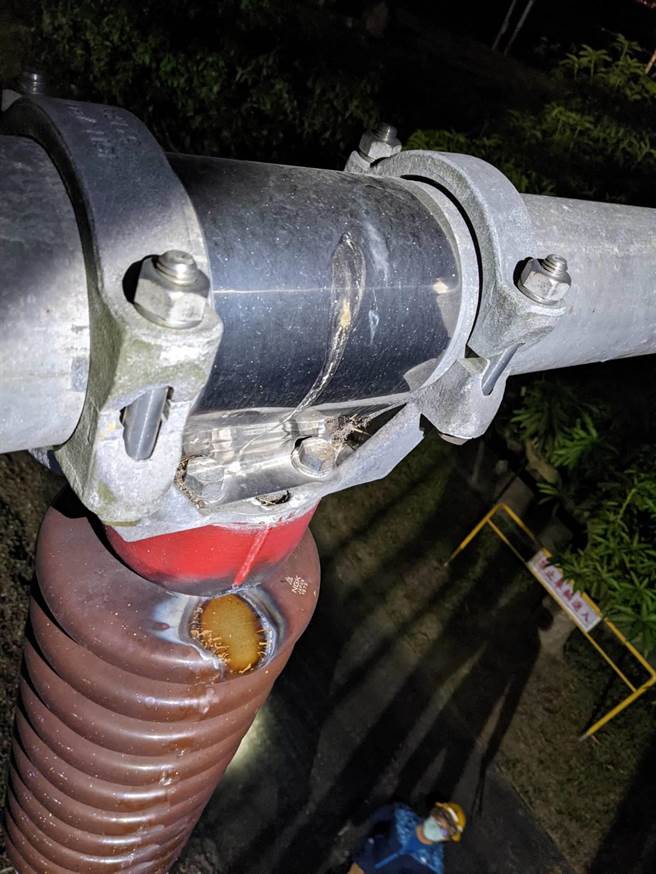 雲林縣西螺鎮、二崙鄉、莿桐鄉昨日（9日）晚間9點23分發生大跳電，共5萬用戶停電，原因是飛鳥經過時從天而降一坨大鳥糞，鳥糞十分濃稠還流下。（嘉南供電區營運處提供）