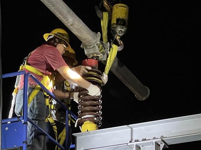 鳥糞引起西螺大停電發生後，嘉南供電區營運處從台南新營調派1輛吊車、20多名工作人員當下立刻趕赴斗六市久安里搶修，在寒風中搶修到今天（10日）凌晨2點37分完成備品更換。（嘉南供電區營運處提供）