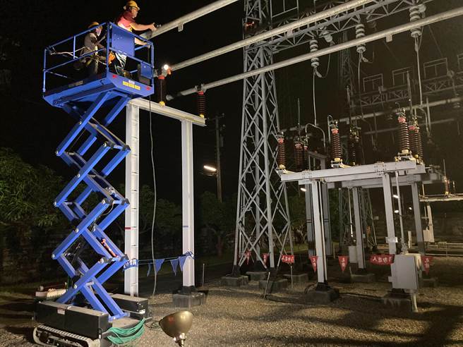 鳥糞引起西螺大停電發生後，嘉南供電區營運處從台南新營調派1輛吊車、20多名工作人員當下立刻趕赴斗六市久安里搶修，在寒風中搶修到今天（10日）凌晨2點37分完成備品更換。（嘉南供電區營運處提供）