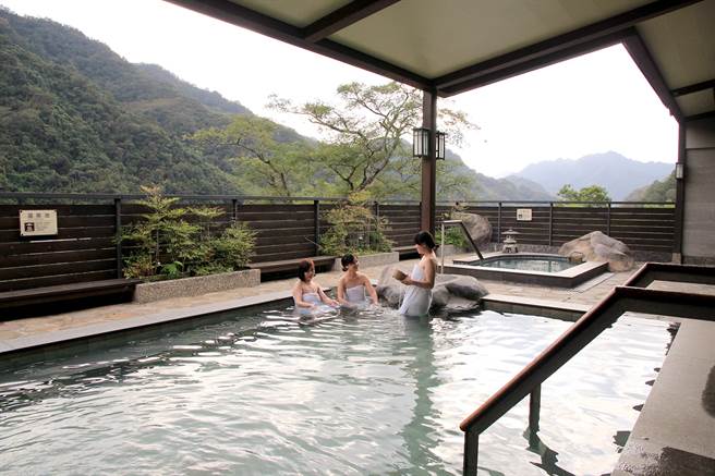 大板根会员专享或房客加价使用露天裸汤。(图/行遍天下)