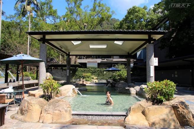 露天温泉SPA设计融入美景，深秋有红叶簇拥，冬天绯寒樱环绕，春夏绿意盎然。(图/行遍天下)