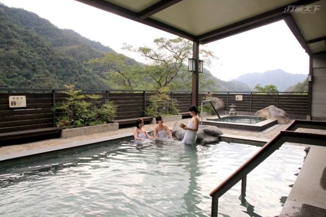 会员专属或房客加价使用的观景室外风吕，洋溢日式风情，庭园造景独具美感。