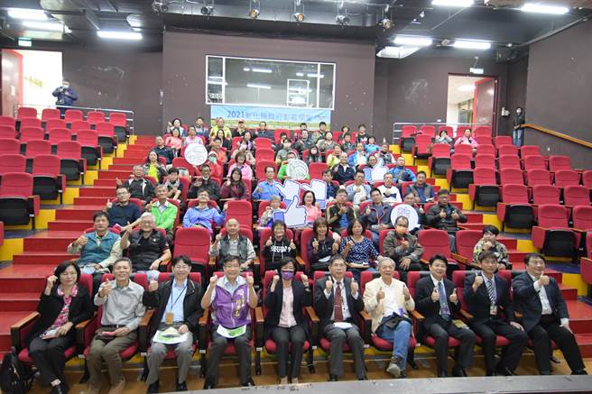 彰化縣為農業大縣，縣府近年積極號召青年朋友返鄉投入農業工作，與明道大學合作開設「彰農學堂」，指導有意投入農業的青年朋友，提供農務、農機、農產品行銷攝影等課程。（吳建輝攝）