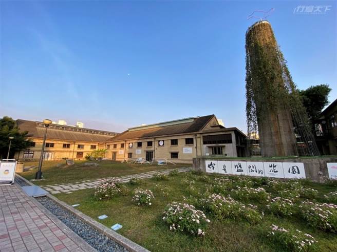 嘉义文创园区保留了日式建物与高耸的锅炉烟囱。(图/行遍天下)