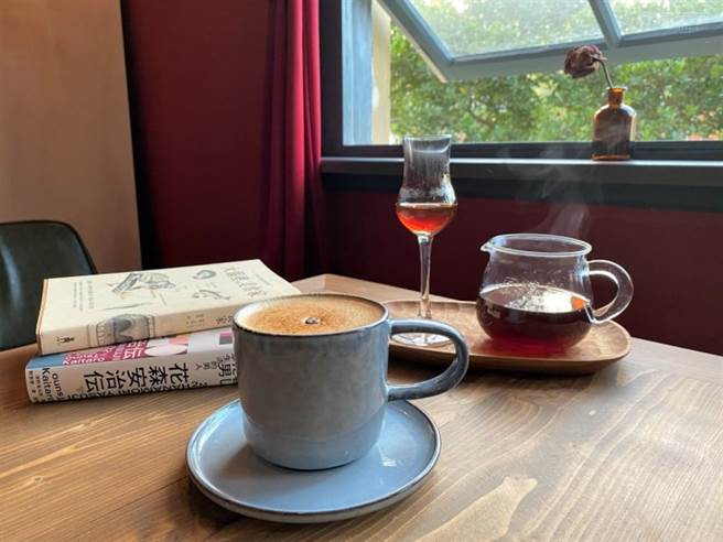 国王．蝴蝶．秘密基地隐身在嘉义酒厂五金仓库二楼，让喝咖啡成为全新的美感体验。(图/行遍天下)