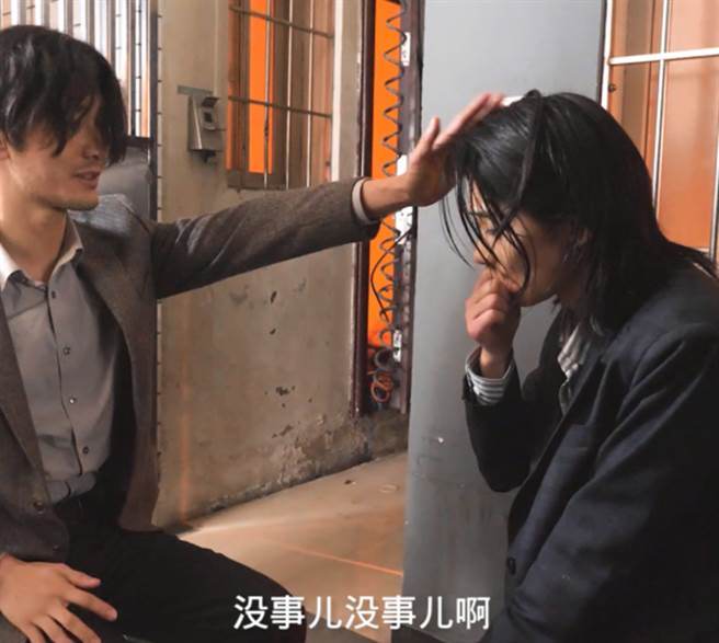 黄晓明安慰新人王影璐。(图/翻摄自微博)