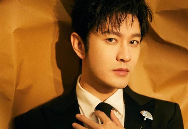 黄晓明近来演技实力备受肯定，获得大大小小奖项认可。(图/翻摄自黄晓明工作室微博)