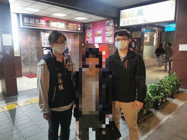 高雄市警方在板橋尋獲負氣離家半個月的16歲少女。（翻攝照片／石秀華高雄傳真）
