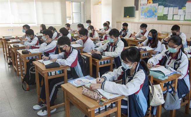 台中市学生近视率居全台之冠，高中生88.58％，小学生也高达47.65％，视力健康令人忧心。(市议员吴敏济提供)