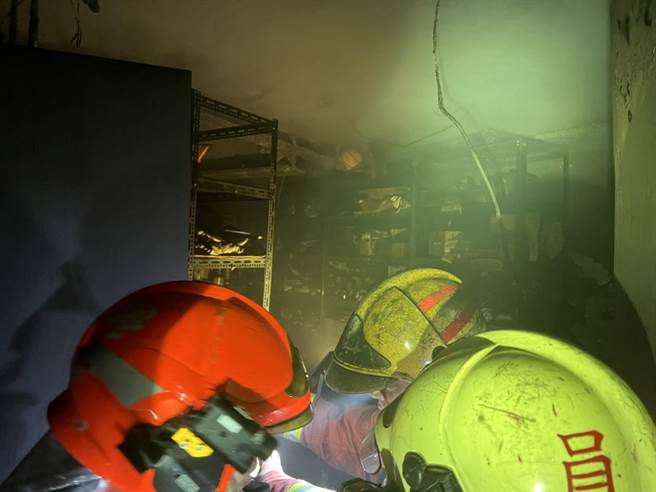 消防人員迅速將火勢撲滅。（新北市消防局提供）