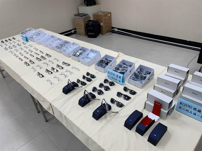 保二总队查获业者进口仿冒商标眼镜商品。（警方提供）