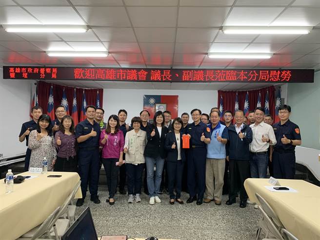 高雄市議會議長曾麗燕於昨(9)日率副議長陸淑美、蔡金晏議員、李喬如議員、陳美雅議員及王義雄議員，親赴鹽埕分局嘉勉及慰勞分局同仁。(鹽埕分局提供)