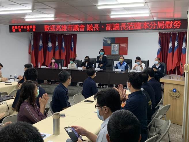 高雄市議會議長曾麗燕於昨(9)日率副議長陸淑美、蔡金晏議員、李喬如議員、陳美雅議員及王義雄議員，親赴鹽埕分局嘉勉及慰勞分局同仁。(鹽埕分局提供)