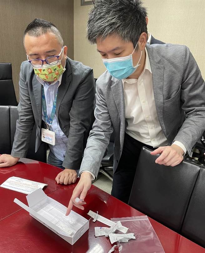 新城药品总经理陈泰宏（右）亲自捐赠快筛剂给社会局。（新城药品提供／游念育台北传真）