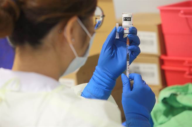 庄人祥今在记者会上表示，AZ疫苗的效期不会展延。（张铠乙摄）