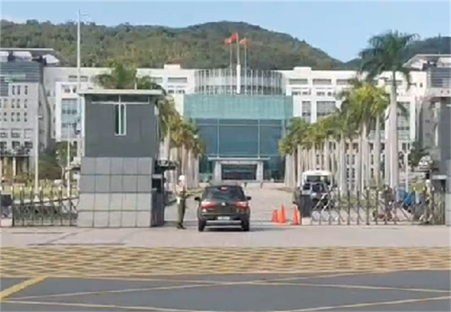 美国参眾议员下午密访国防部，听取陆对台军事威胁简报，大门内右方车辆为参眾议员座车。(读者提供)
