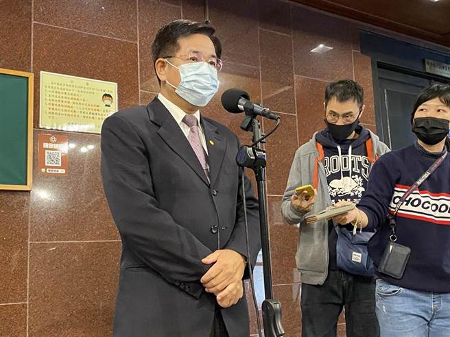 教育部长潘文忠10日表示，两岸学术交流必须在遵守法律的前提下进行。（林志成摄）