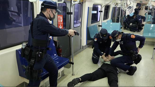 北市警局等多个单位10日下午3点在北投会馆举办演练，日前模拟时出动抛射式电击器制伏歹徒。（图／捷运警察队提供）