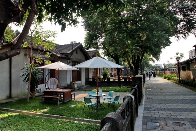 老樹掩映的勝利星村，處處流露著悠閒氣息。(圖/行遍天下)