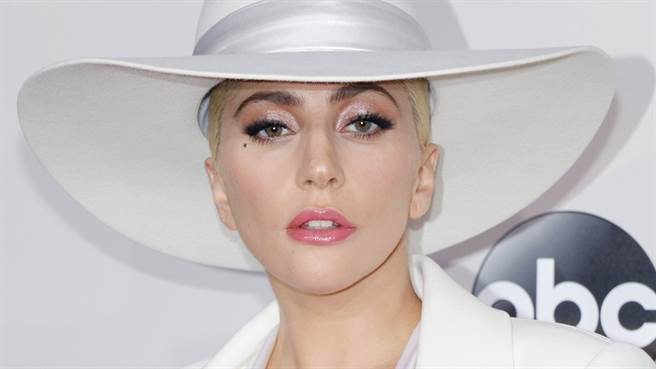 女神卡卡（Lady Gaga）今日出席英国伦敦电影首映会时，以一袭透视装辣秀身材曲线。（图／达志影像）