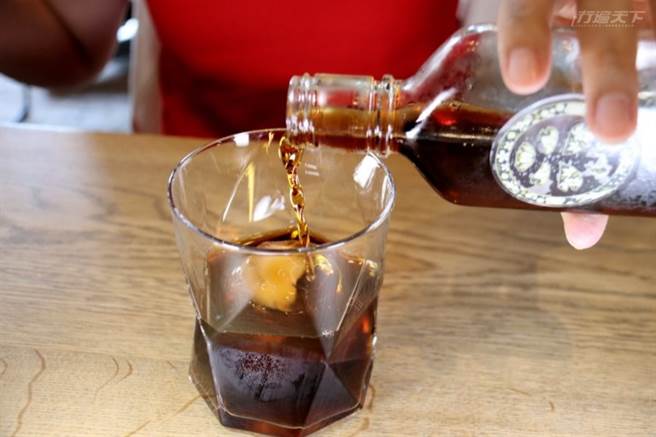 冰滴咖啡附有一大顆冰球，讓人光是看就清涼無比。(圖/行遍天下)