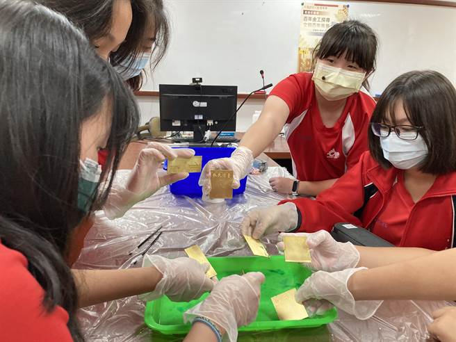 高市圖辦理文協百年前進校園場，第1場在瑞祥高中帶領中學生做金屬工藝，透過金工將《台灣民報》、高市古蹟顯影復刻。（高巿圖提供）