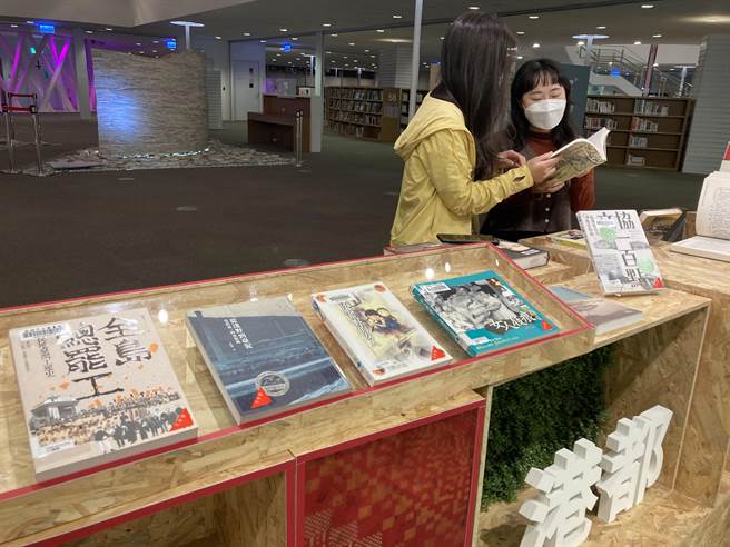 文協百年書展即日起於高市圖4樓展出。（高巿圖提供）