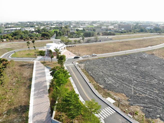 永靖鄉園藝景觀產業園區占地廣達7.65公頃，園區規畫完善，彰縣府完工後交由鄉公所營運招商，遊客中心和15個園藝景觀單元，預計月底就將全數完成標租，可望成為媲美花鄉田尾公路花園的另處苗木造景新亮點。（立委陳素月服務處提供／謝瓊雲彰化傳真）