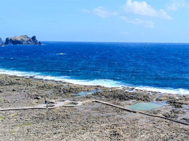 伴着海涛声泡汤。(图/行遍天下)