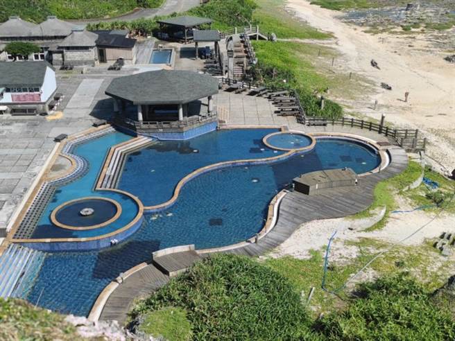 从帆船鼻草原俯瞰朝日温泉全景。(图/行遍天下)