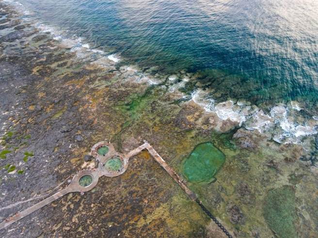 从更高的地方俯瞰，绿岛的海美得很不真实。(图/行遍天下)