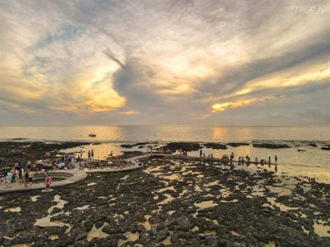 靠近海边的三座圆形浴池，不管看日出或海景视野都最好。(图/行遍天下)