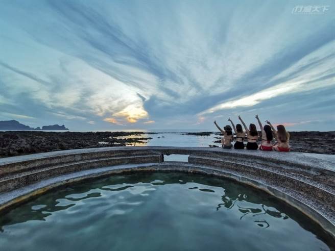 朝日温泉泡汤是绿岛热门行程，游客们享受着与大海毫无距离的开阔感。(图/行遍天下)