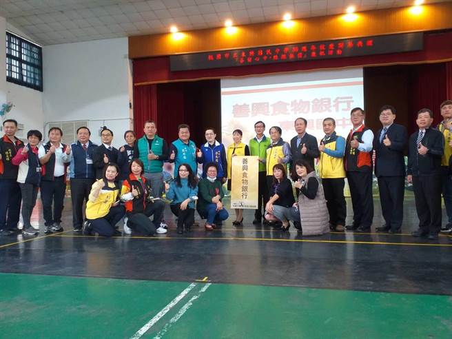桃園市東興國中10日舉辦36周年校慶活動，成立「善興食物銀行」，讓弱勢家庭孩子們能夠三餐溫飽，安心就學。(蔡依珍攝)