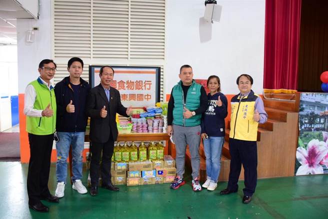 桃園市東興國中10日舉辦36周年校慶活動，成立「善興食物銀行」，讓弱勢家庭孩子們能夠三餐溫飽，安心就學。(蔡依珍攝)