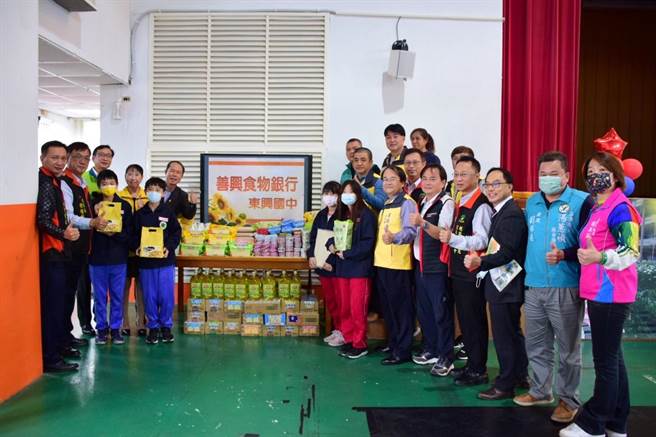 桃園市東興國中10日舉辦36周年校慶活動，成立「善興食物銀行」，讓弱勢家庭孩子們能夠三餐溫飽，安心就學。(蔡依珍攝)