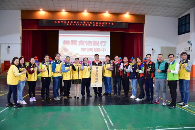 桃園市東興國中10日舉辦36周年校慶活動，成立「善興食物銀行」，讓弱勢家庭孩子們能夠三餐溫飽，安心就學。(蔡依珍攝)