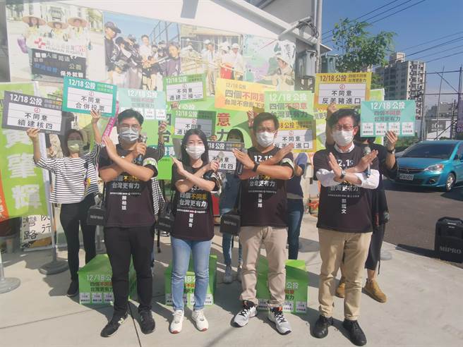 立委郭國文（前排右起）號召投入民進黨台南市議員初選的黃肇輝、蔡麗靑、陳柏廷組成公投宣講團。（劉秀芬攝）