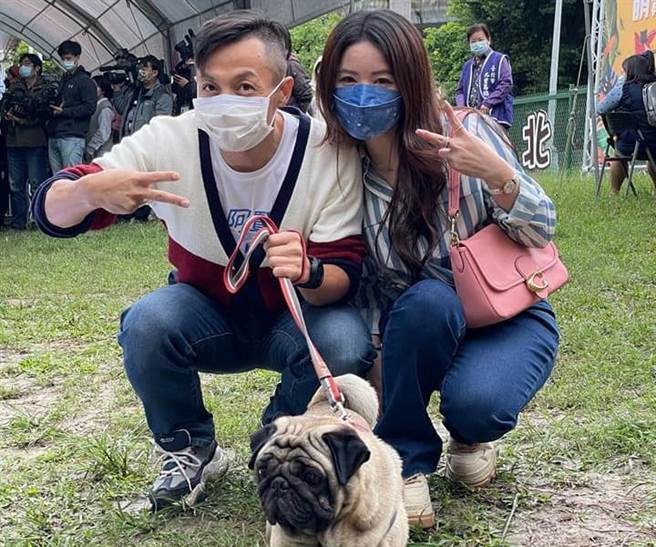 国民党台北市议员李明贤与妻子。（图／取自脸书「李明贤 -阿贤之声」）