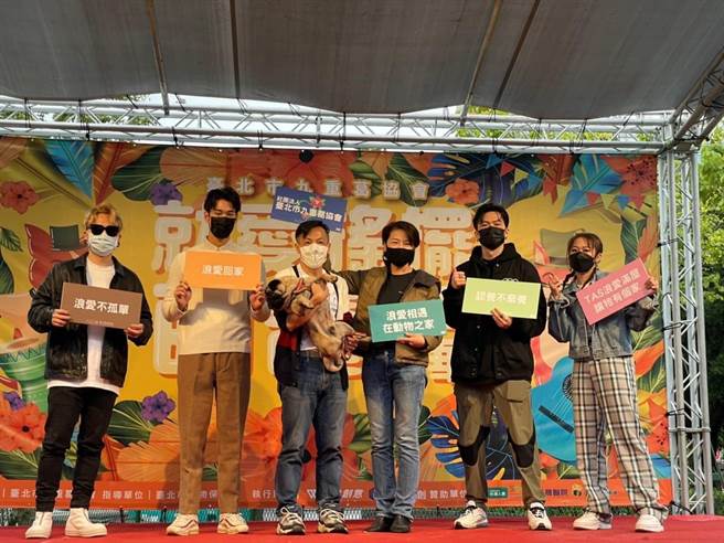 国民党台北市议员李明贤（左起三）、台北市副市长黄珊珊（左起四）。（图／李明贤办公室提供）