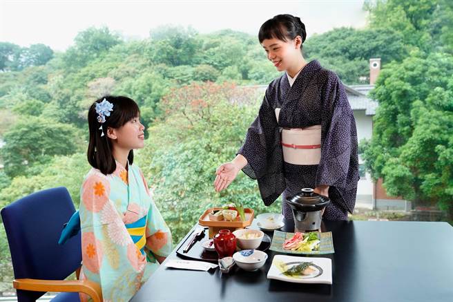 于日胜生加贺屋住宿、用餐可体验日式温泉情境氛围。（日胜生加贺屋提供）