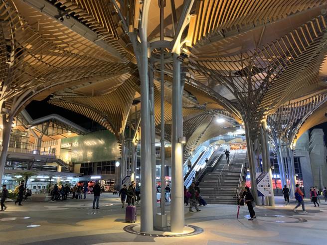 疫情趋缓，国旅持续加温，假日花莲火车站人潮显着，县府备妥防疫旅馆，因应回国过年民眾入住。（王志伟摄）