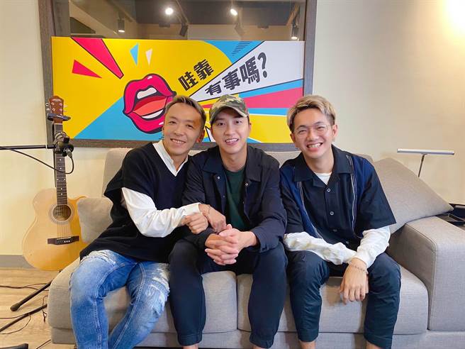 江宏傑接受主持人吳小帽、阿平專訪。(《哇靠有事嗎》提供)